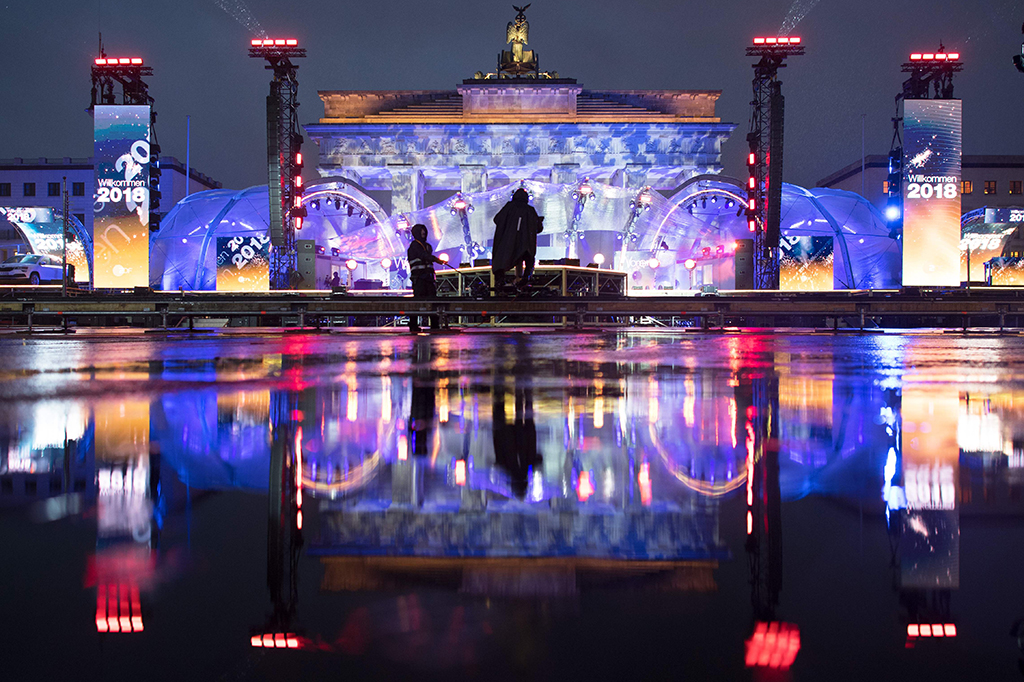 Di Berlin, Jerman, sebuah panggung megah dengan dihiasi lampu-lampu disiapkan untuk menyambut tahun baru. AFP PHOTO / DPA / Ralf Hirschberger / Germany OUT
