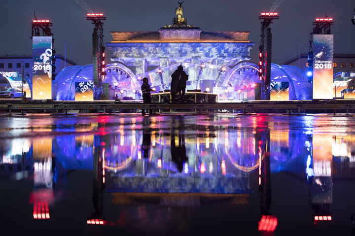Di Berlin, Jerman, sebuah panggung megah dengan dihiasi lampu-lampu disiapkan untuk menyambut tahun baru. AFP PHOTO / DPA / Ralf Hirschberger / Germany OUT
