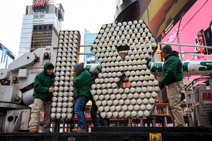 Pekerja memasang angka 1 dan 8. Angka '18' akan menjadi bagian dari tanda '2018' yang akan menerangi cahaya di atas Times Square, New York City, pada malam tahun baru. Drew Angerer / Getty Images / AFP