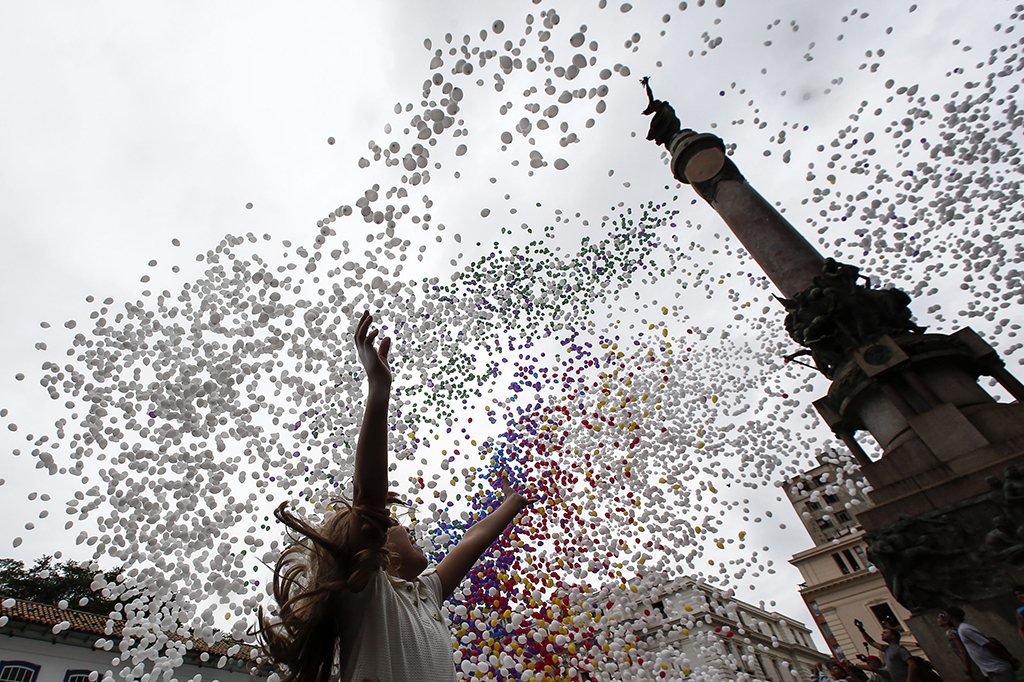 Menyambut tahun baru, ribuan balon menghiasi langit Sao Paulo, Brasil.  AFP PHOTO / Miguel SCHINCARIOL
