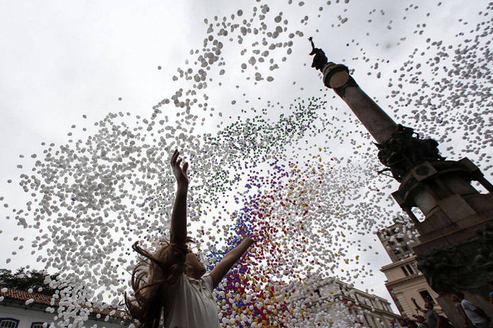 Menyambut tahun baru, ribuan balon menghiasi langit Sao Paulo, Brasil.  AFP PHOTO / Miguel SCHINCARIOL