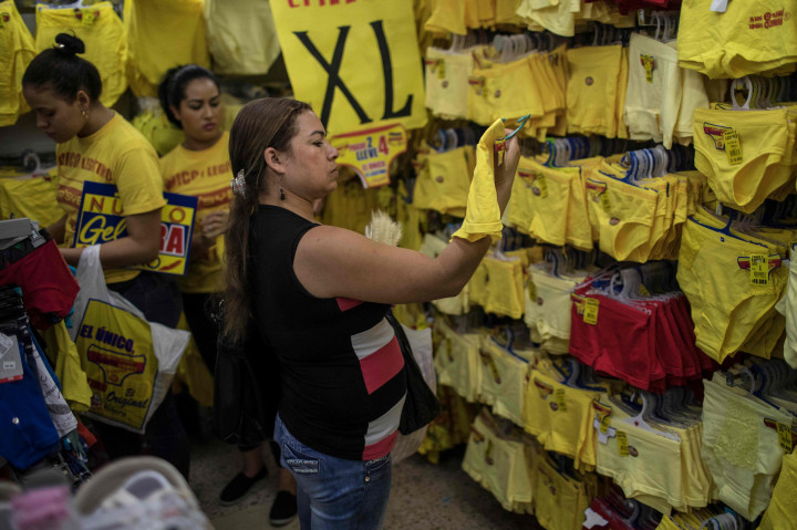 Sejumlah warga membeli pakaian dalam kuning di Medellin, Kolombia. Sebagian besar warga Kolombia percaya bahwa mengenakan pakaian dalam warna kuning saat malam tahun baru bisa memberikan keberuntungan. AFP PHOTO / Joaquin SARMIENTO
