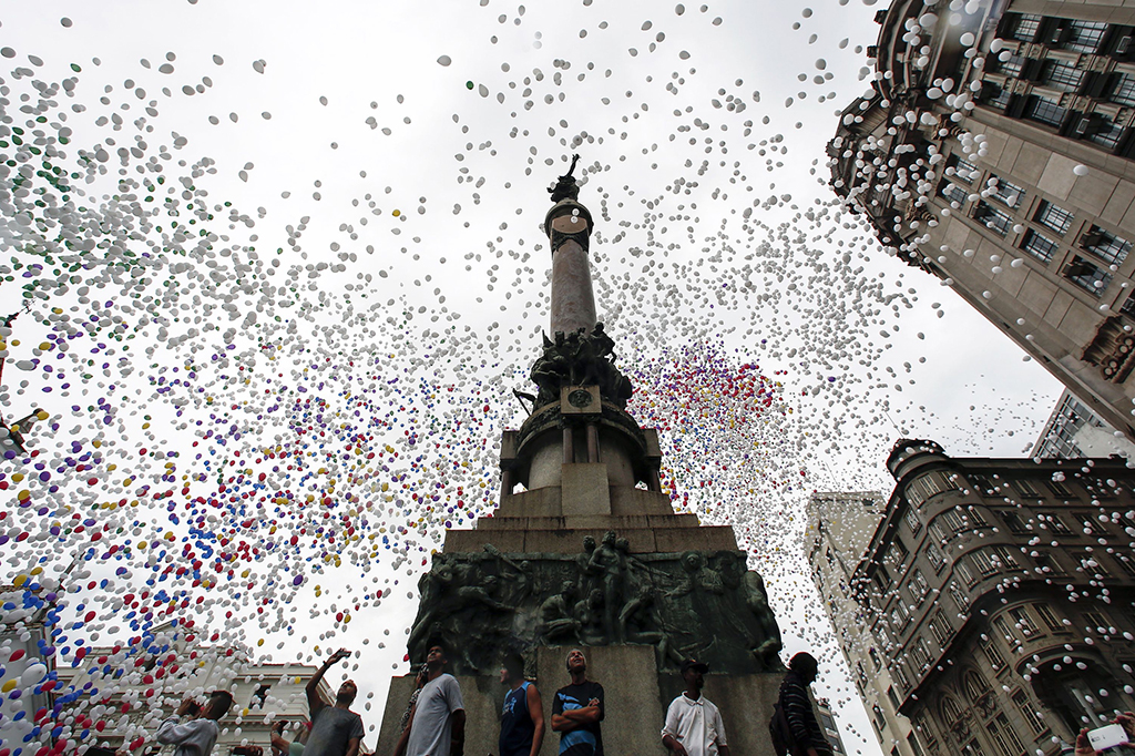 Balon warna-warni ini dilepaskan dari kawasan downtown di Sao Paulo, Brasil 

