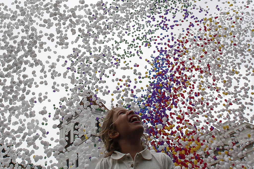 Warga tampak antusias melihat pelepasan balon tersebut.