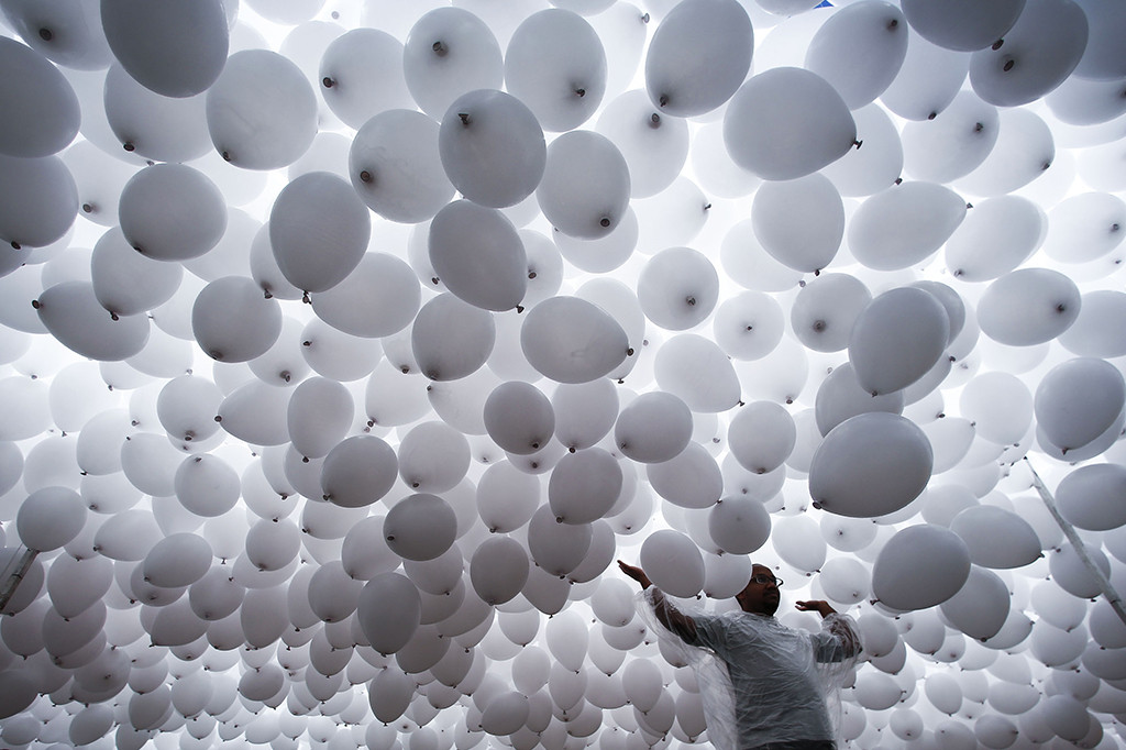 Sejumlah panitia mempersiapkan balon sebelum diterbangkan.