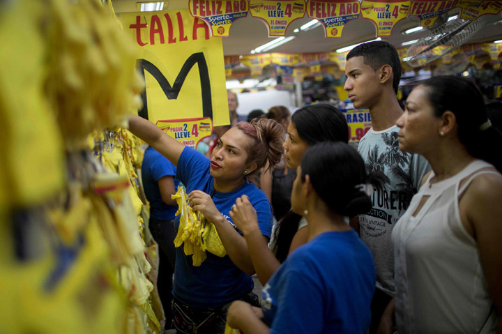 Sebagian besar warga Kolombia meyakini bahwa mengenakan pakaian dalam berwarna kuning selama perayaan tahun baru bisa mendatangkan keuntungan dan kekayaan pada tahun depan.