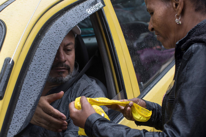 Seorang sopir taxi membeli pakaian dalam kuning di Medellin, Kolombia.
