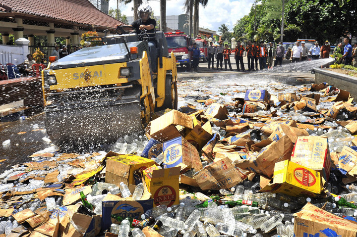 Sebanyak 11.800 botol minuman keras ilegal bersama sejumlah narkotika dan obat terlarang hasil Operasi Pekat Lilin Kalimaya dimusnahkan dalam rangka cipta kondisi menjelang Natal dan Tahun Baru.
