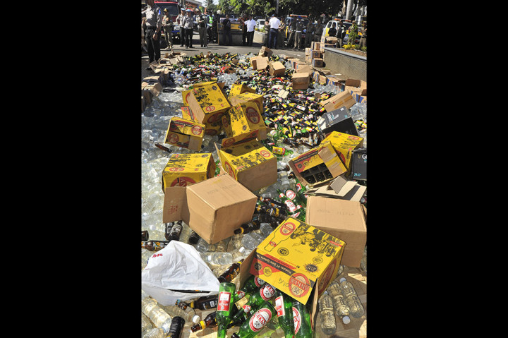 Petugas menyiapkan stoom untuk menggilas botol saat acara Pemusnahan Miras Ilegal di Mapolres Pandeglang, di Pandeglang.