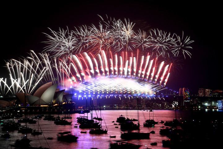Suasana pesta kembang api di Sydney Opera House, Australia. AFP PHOTO / Saeed KHAN