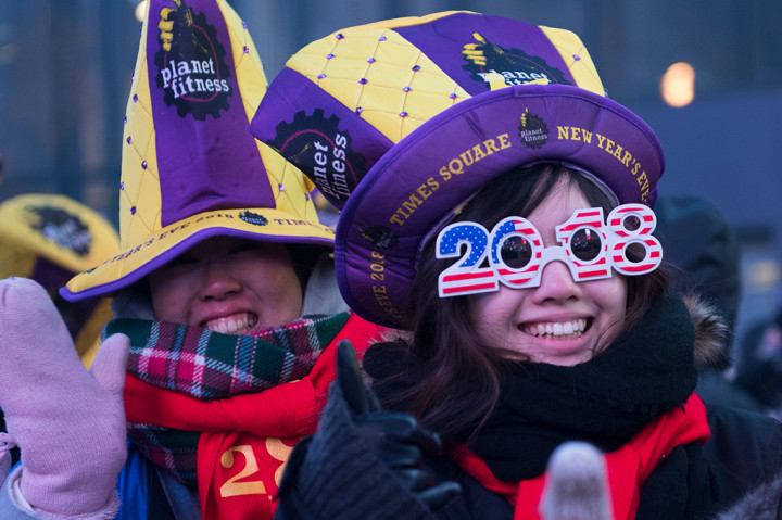 Sejumlah warga mengenakan atribut seperti topi dan kacamata '2018', saat merayakan tahun baru di Time Square, New York. AFP PHOTO / DON EMMERT