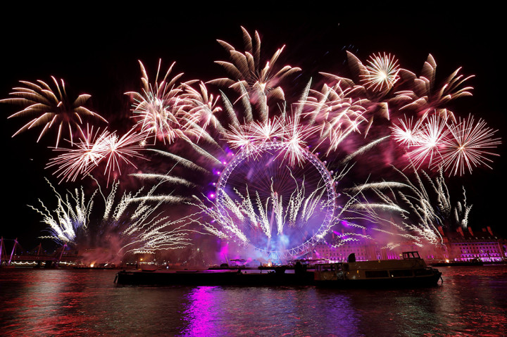 Warna-warni kembang api menghiasi London Eye, saat malam tahun baru. AFP PHOTO / Tolga AKMEN