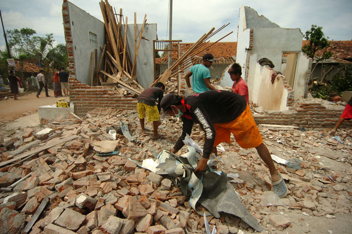 Warga membersihkan puing-puing rumahnya yang hancur karea angin puting beliung di Desa Bojongnangka, Pemalang.
