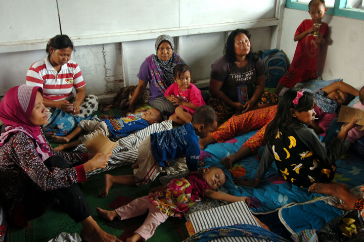 Selain itu, puluhan kepala keluarga terpaksa mengungsi akibat kejadian ini.
