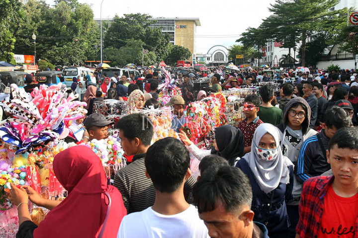 Tak hanya pengunjung nampak di kawasan bersejarah itu pun menyemut ratusan Pedagang Kali Lima (PKL). Akibatnya kemacetan panjang di kawasan wisata tersebut.
MI/USMAN ISKANDAR