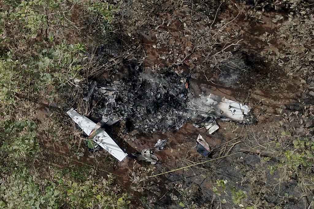 Angin kencang diduga menjadi penyebab kecelakaan pesawat tersebut.