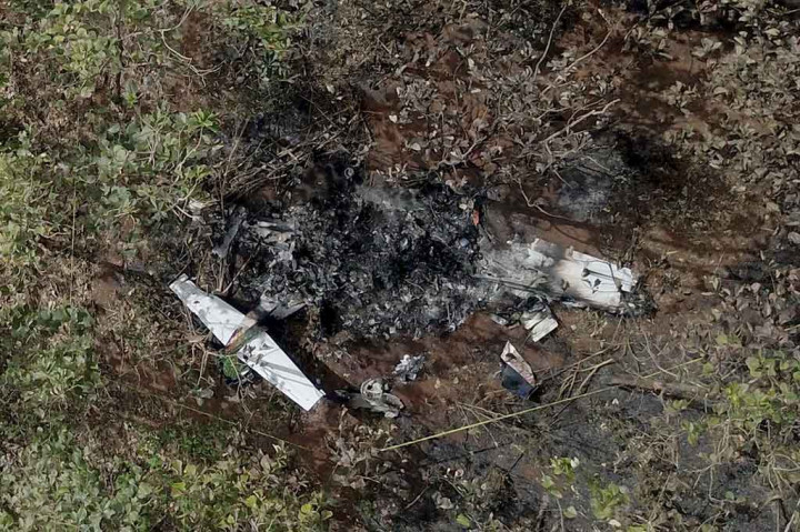 Angin kencang diduga menjadi penyebab kecelakaan pesawat tersebut.