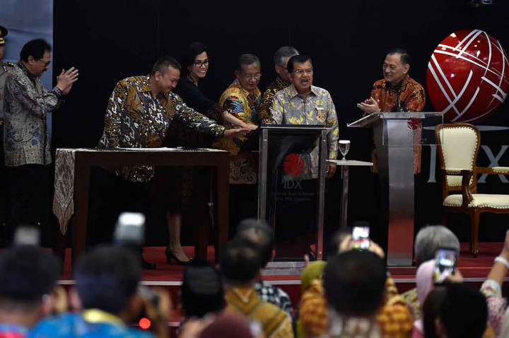 Tepat pukul 09.00 WIB, Wapres didampingi Gubernur Bank Indonesia Agus Martowardoyo, Menteri Keuangan Sri Mulyani, Menteri Koordinator Perekonomian Darmin Nasution dan Ketua Dewan Komisioner Otoritas Jasa Keuangan Wimboh Santoso serta Direktur Utama Bursa Efek Indonesia Tito Sulistio membuka perdagangan saham 2018 di BEI, Jakarta.