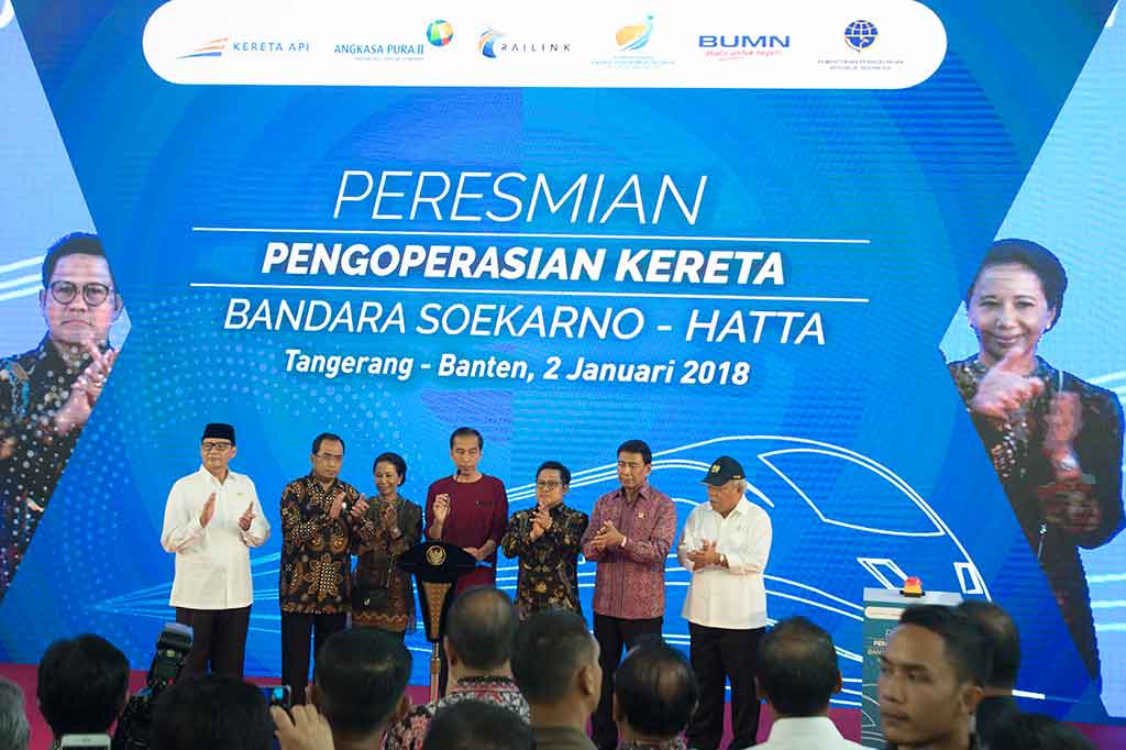 Presiden Joko Widodo didampingi (dari kanan) Menteri PUPR Basuki Hadimuljono, Menko Polhukam Wiranto, tamu undangan Muhaimin Iskandar, Menteri BUMN Rini Soemarno, Menteri Perhubungan Budi Karya, dan Gubernur Banten Wahidin Halim meresmikan pengoperasian kereta bandara di Stasiun Bandara Soekarno-Hatta, Tangerang, Banten, Selasa, 2 Desember 2018.
