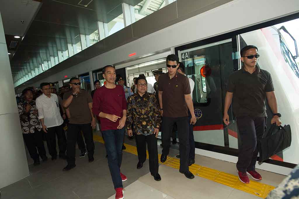 Presiden Jokowi yang mengenakan kaus lengan panjang warna merah dan sepatu olah raga tiba di Stasiun  Bandara Soekarno-Hatta sekitar pukul  09.00 WIB.
