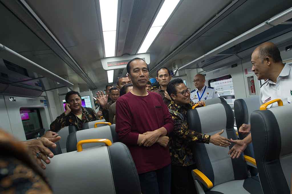 Presiden dan sejumlah menteri meninjau stasiun dan mencoba kereta bandara menuju Stasiun Sudirman Baru.