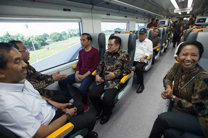 Presiden menikmati KA bandara menuju Stasiun Sudirman Baru. Waktu tempuh kereta dari Bandara Soekarno-Hatta ke Stasiun Sudirman Baru berdurasi sekitar 54 menit dengan tarif Rp70 ribu.