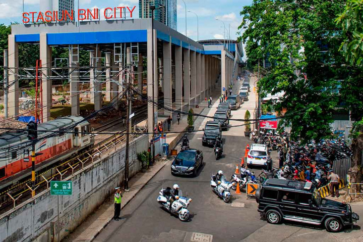 Presiden meninggalkan Stasiun Sudirman Baru usai meresmikan KA Bandara Soekarno-Hatta. AFP/Bay Ismoyo
