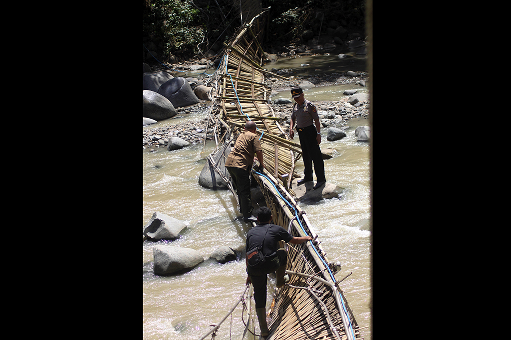 Jembatan yang diduga ambruk karena kelebihan beban ini  mengakibatkan satu wisatawan tewas dan lebih dari 30 lainnya luka-luka.