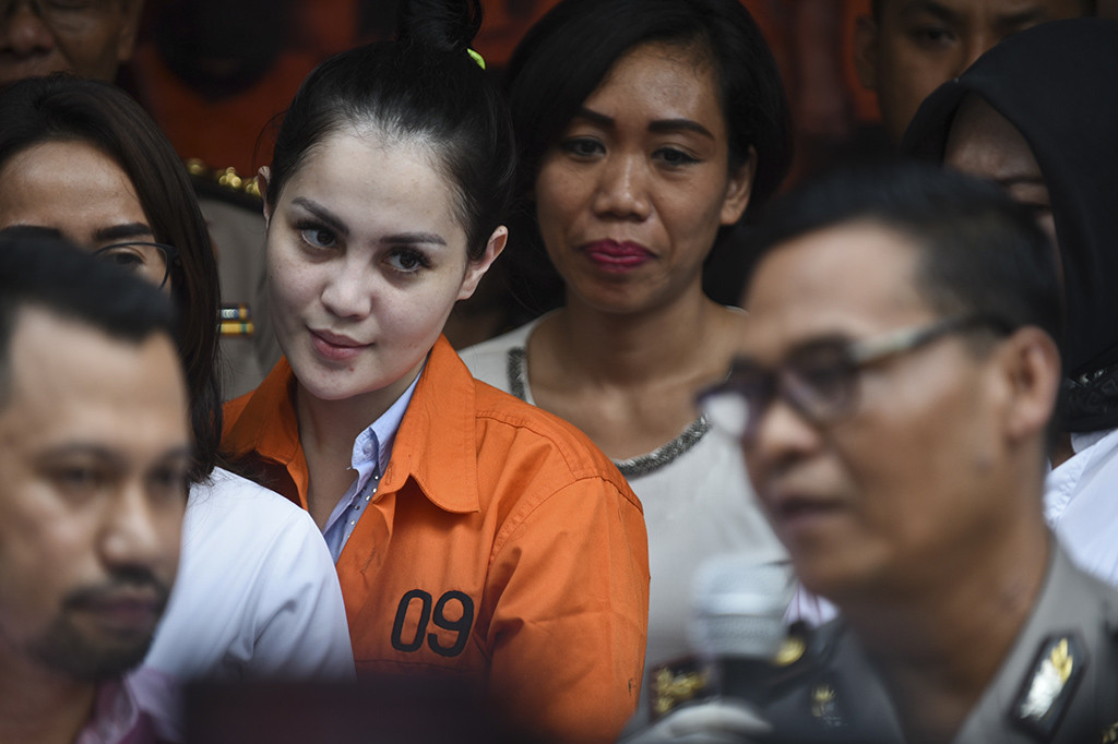 Jennifer Dunn ditangkap setelah polisi melakukan pengembangan terhadap bandar berinisial FS yang diciduk lebih dulu.