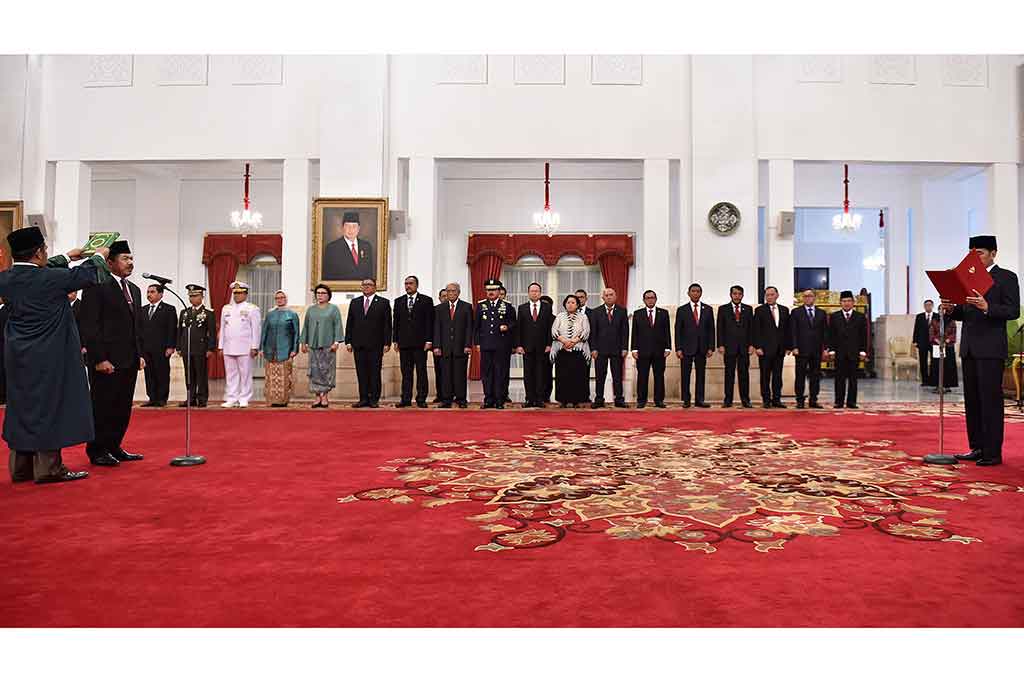 Presiden Joko Widodo melantik Mayjen TNI Djoko Setiadi sebagai Kepala Badan Siber dan Sandi Negara (BSSN) di Istana Negara, Jakarta, Rabu, 3 Januari 2018.