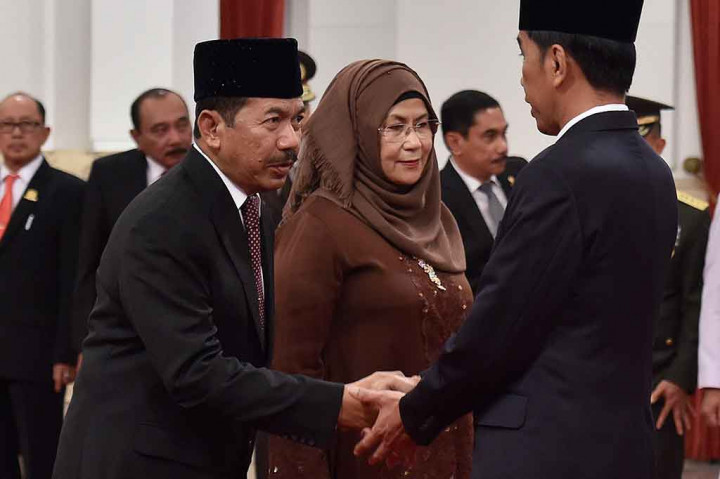 Presiden memberi ucapan kepada Djoko Setiadi beserta istri usai dilantik sebagai Kepala BSSN.
