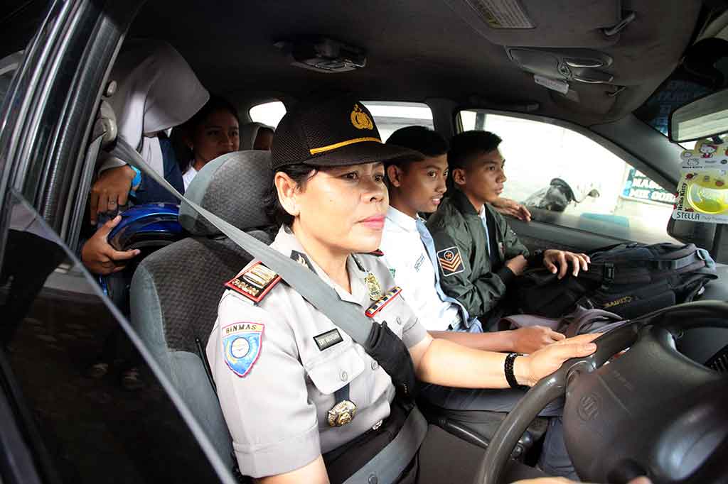 Anggota Polwan mengantarkan sejumlah pelanggar ke sekolahnya masing-masing usai operasi penindakan terhadap pengendara motor pelajar di bawah umur di Blitar.