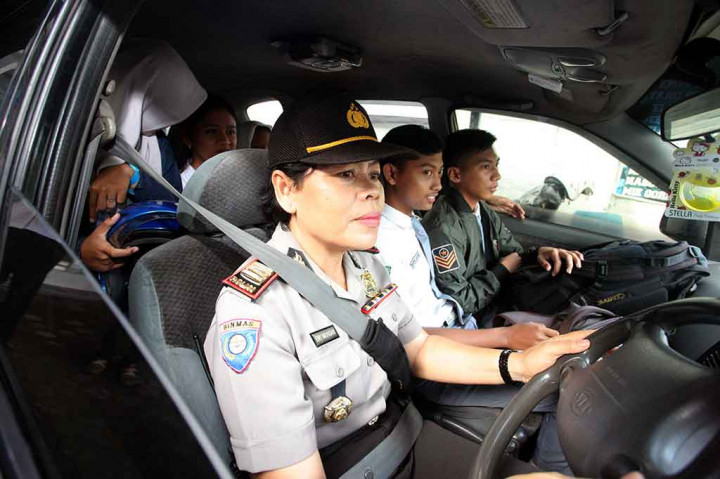 Anggota Polwan mengantarkan sejumlah pelanggar ke sekolahnya masing-masing usai operasi penindakan terhadap pengendara motor pelajar di bawah umur di Blitar.