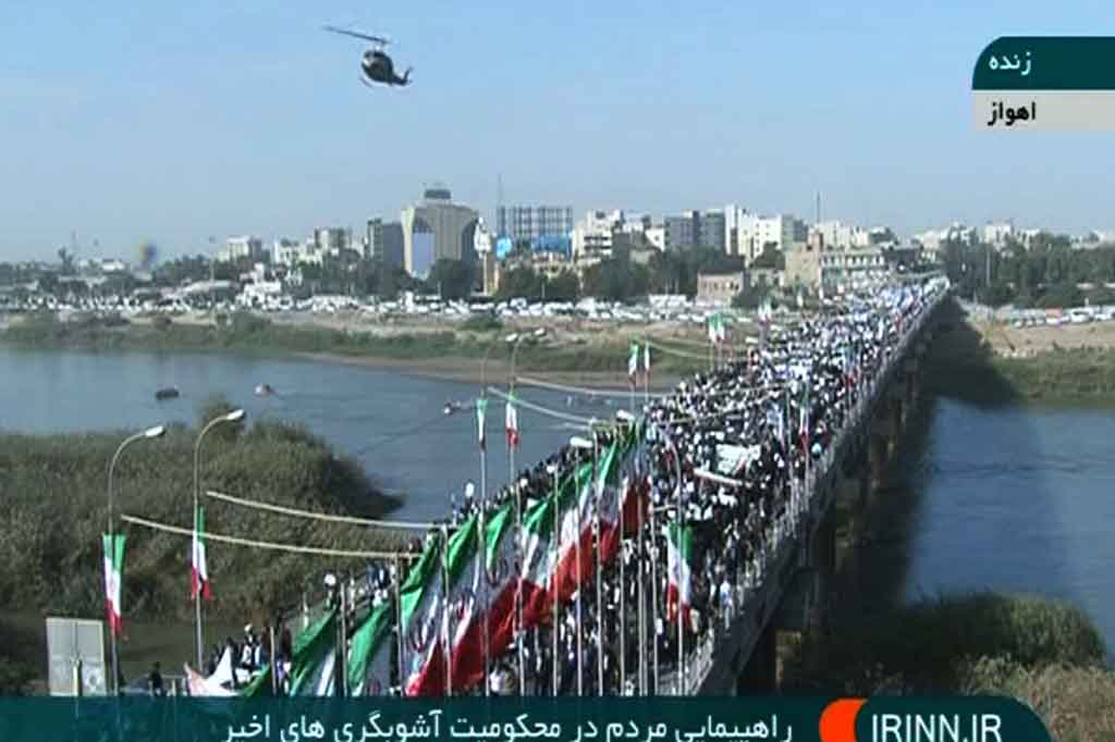 Sebuah gambar yang diambil dari saluran televisi pemerintah Iran News Network (IRINN) pada 3 Januari 2018 menunjukkan ribuan demonstran propemerintah memenuhi jalanan di Kota Ahvaz, sebelah barat daya Iran.