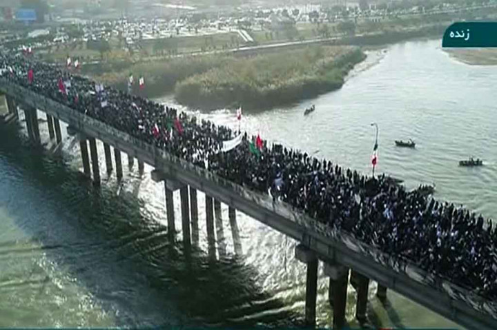 Nyanyian 'Pemimpin, kami siap' terdengar saat gambar menunjukkan ribuan orang berkumpul di Kota Ahvaz, Kermanshah, Gorgan, dan kota-kota lainnya.