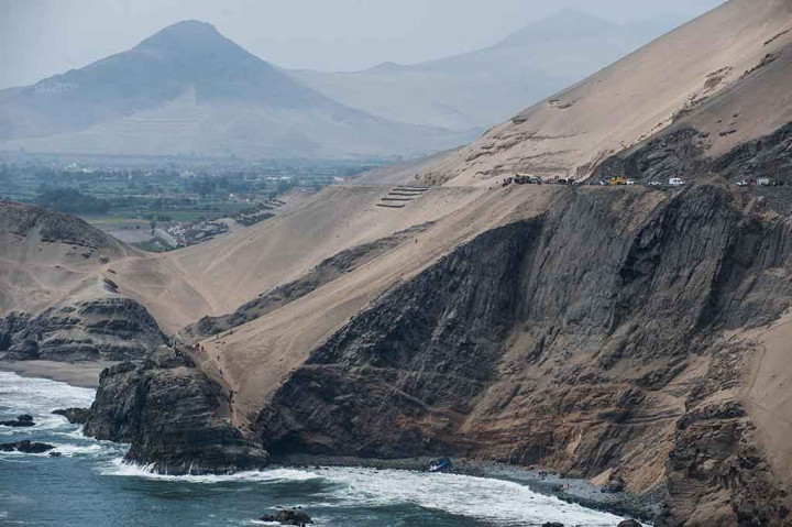Ini merupakan lokasi jatuhnya bus dari atas tebing ke pantai berbatu di  jalan raya Panamericana Norte, dekat daerah Pasamayo, sekitar 45 km sebelah utara Lima. Kecelakaan tersebut terjadi di area bentangan genting yang dikenal dengan nama kurva setan oleh penduduk setempat.