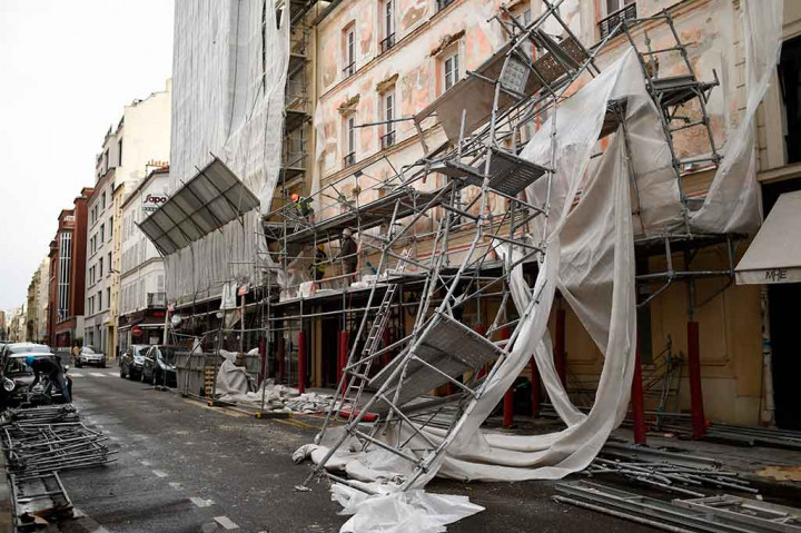 Perancah untuk renovasi gedung di distrik 17 di Paris ambruk tersapu angin kencang saat badai eleanor menyentuh bagian utara Prancis. AFP/Stephane de Sakutin