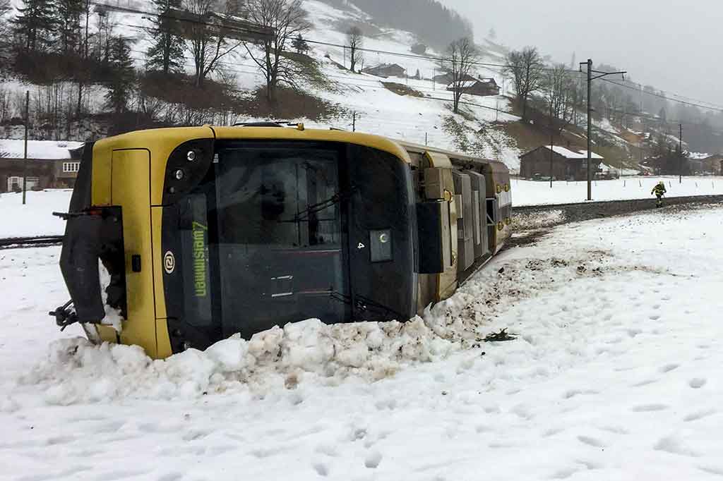 Embusan angin kencang membuat sebuah kereta api tergelincir dan kemudian terbalik di dekat Lenk, Bernese, Swiss. Delapan orang terluka akibat kecelakaan tersebut.  AFP/KANTONSPOLIZEI BERN