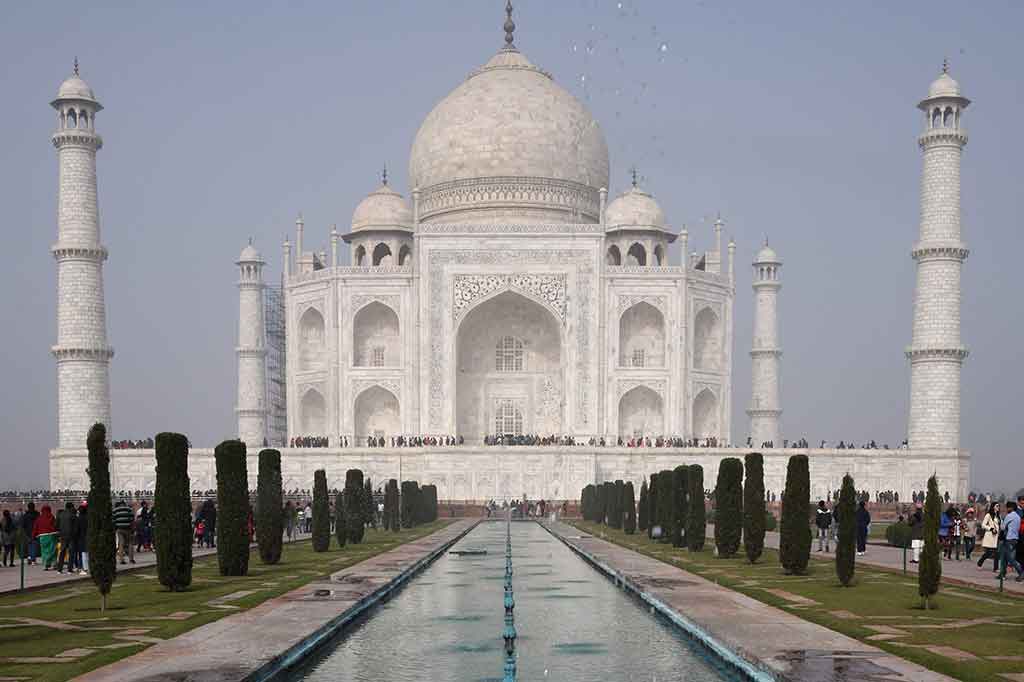 Pengunjung memadati objek wisata Taj Mahal di Agra, India, Rabu, 3 Januari 2018. Setiap tahun, jutaan turis India menyambangi Taj Mahal. Jumah pengunjung terus meningkat bersamaan dengan semakin mudahnya akses perjalanan ke negara tersebut.