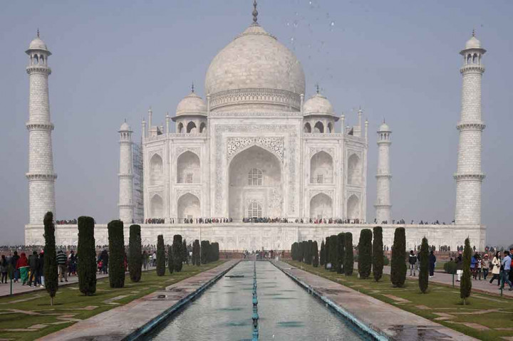 Pengunjung memadati objek wisata Taj Mahal di Agra, India, Rabu, 3 Januari 2018. Setiap tahun, jutaan turis India menyambangi Taj Mahal. Jumah pengunjung terus meningkat bersamaan dengan semakin mudahnya akses perjalanan ke negara tersebut.