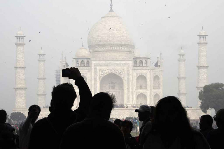 Kerumunan pengunjung juga memberi terkanan besar pada fondasi makam. Pihak berwenang mengatakan, ke depan hanya 40 ribu wisatawan lokal yang diizinkan memasuki kompleks bersejarah tersebut setiap harinya.