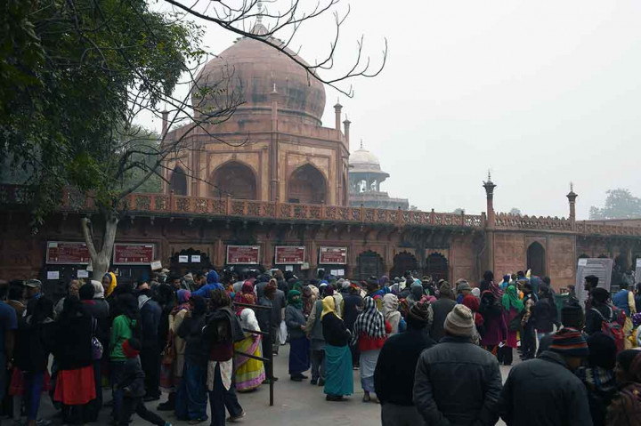 Pembatasan tidak berlaku untuk orang asing yang membayar sebesar 1.000 rupee (USD16) untuk tiket masuk. Bagi pengunjung lokal tarifnya hanya 40 rupee.