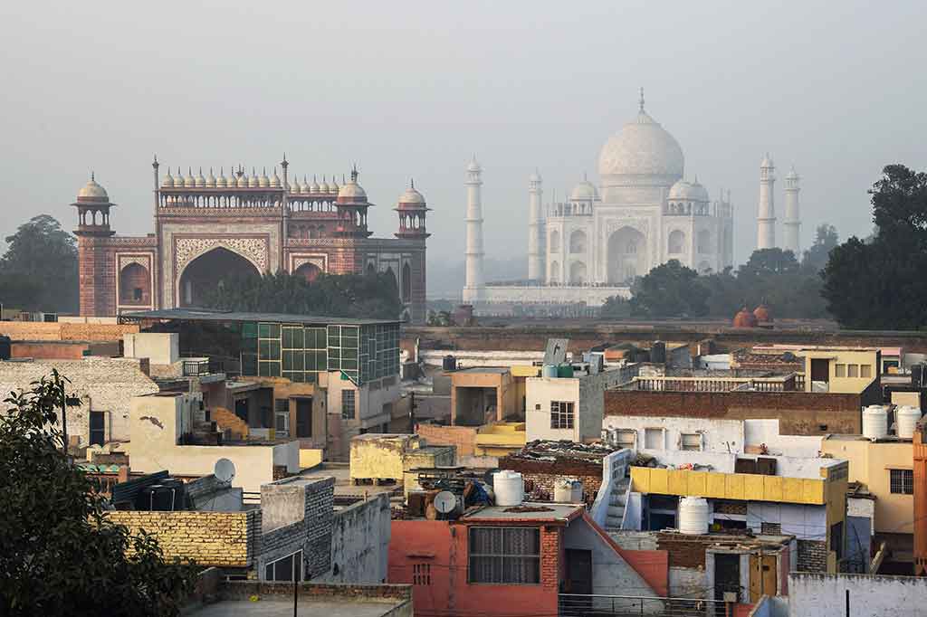 Taj Mahal dibangun Kaisar Mughal Shah Jahan sebagai makam untuk istrinya, Mumtaz Mahal yang wafat saat melahirkan pada 1631.