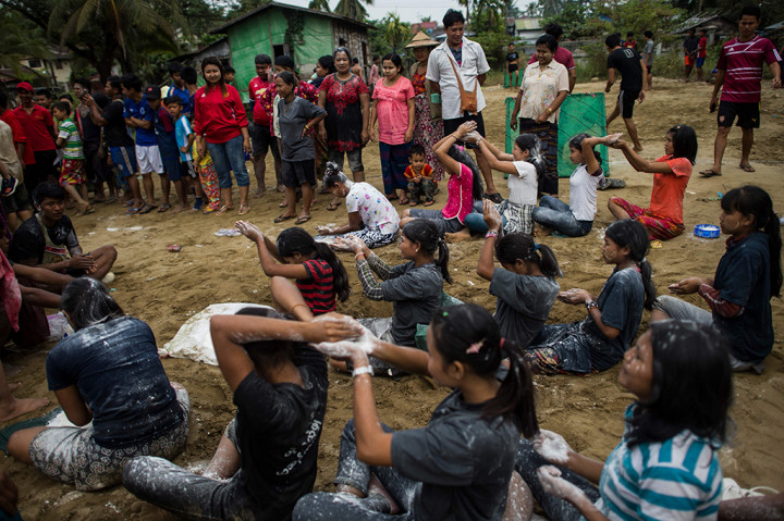 Warga mengikuti lomba untuk memeriahkan HUT ke-70 Myanmar.