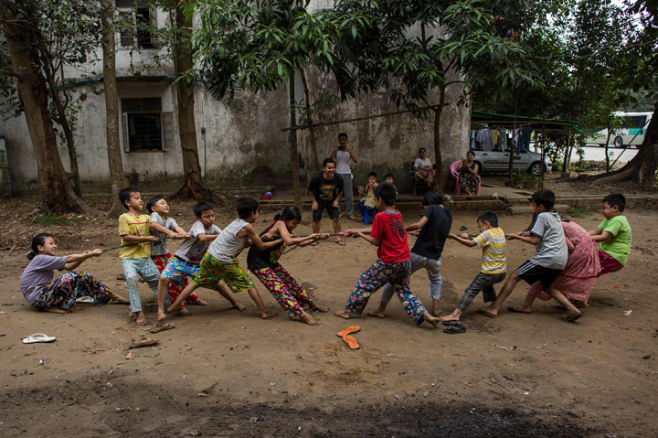 Anak-anak mengikuti lomba tarik tambang untuk memeriahkan HUT ke-70 Myanmar.