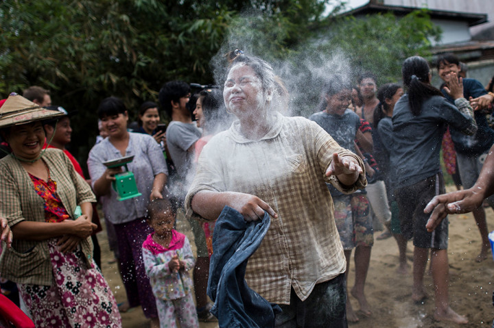 Warga tampak antusias mengikuti lomba tersebut.