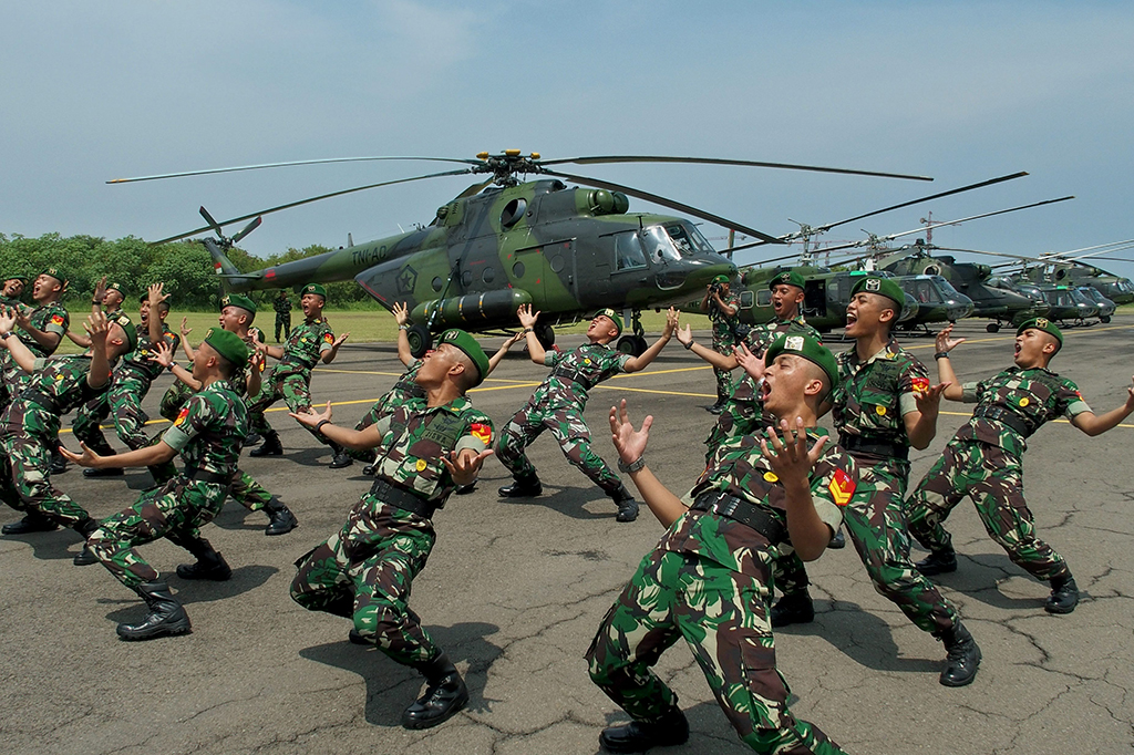 Prajurit Korps Penerbangan Angkatan Darat (Penerbad) meneriakan yel-yel kesatuannya, di Markas Skadron 31/Serbu Penerbad Semarang
