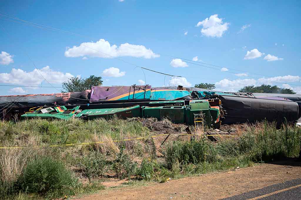 Dinas Gawat Darurat mengkonfirmasi Kereta Shosholoza Meyl 37012 sedang dalam perjalanan dari Port Elizabeth ke Johannesburg, dan menabrak sebuah truk yang melitnas di persimpangan Jeneva antara Henneman dan Kroonstad di Provinsi Free State.