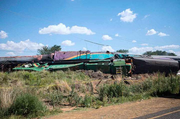 Dinas Gawat Darurat mengkonfirmasi Kereta Shosholoza Meyl 37012 sedang dalam perjalanan dari Port Elizabeth ke Johannesburg, dan menabrak sebuah truk yang melitnas di persimpangan Jeneva antara Henneman dan Kroonstad di Provinsi Free State.