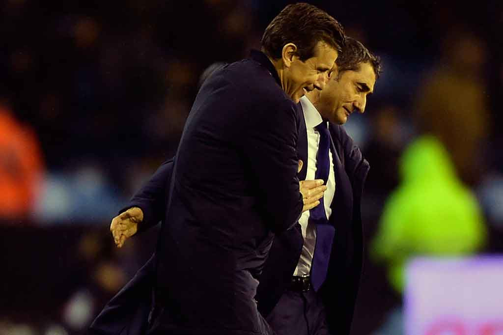 Pelatih Vigo Juan Carlos Unzue berjabat tangan dengan pelatih Barca Ernesto Valverde setelah pertandingan usai.